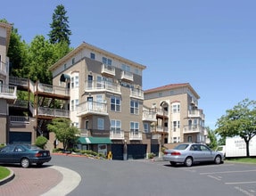 Hilltop Condominiums At Uptown in Portland, OR - Building Photo - Building Photo