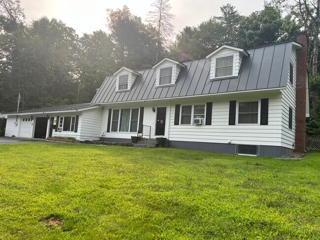111 Lyme Rd, Unit 2nd floor in Hanover, NH - Foto de edificio - Building Photo