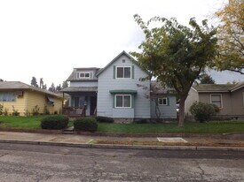 614 W 12th St in The Dalles, OR - Building Photo