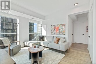 327-4327 King St W in Toronto, ON - Building Photo - Building Photo
