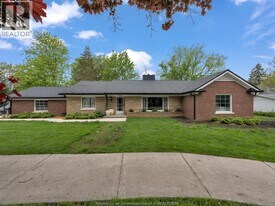 226 Division St S in Kingsville, ON - Building Photo