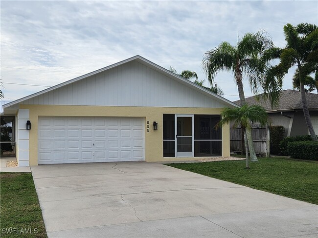 696 94th Ave N in Naples, FL - Foto de edificio - Building Photo