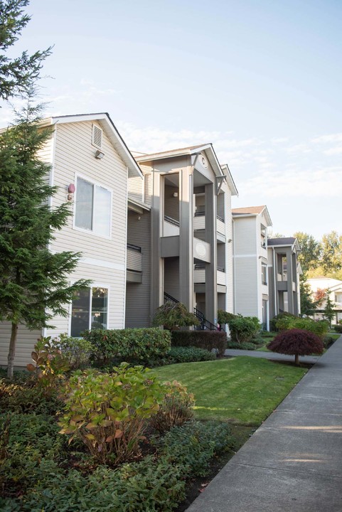 River Trail Apartments in Puyallup, WA - Foto de edificio