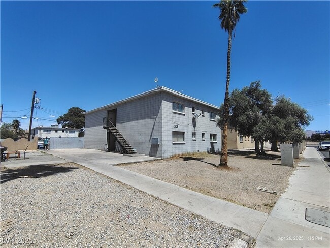 property at 2929 E Elm Ave
