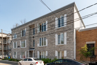 111 De Beauharnois Rue in Québec, QC - Building Photo - Building Photo