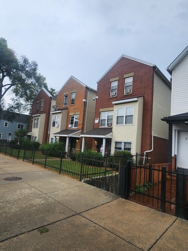 8909 S Houston Ave in Chicago, IL - Foto de edificio - Building Photo