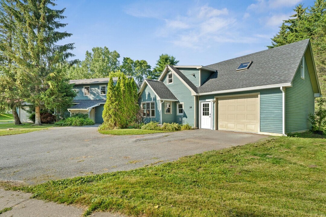 14 Brickyard Rd in Essex Junction, VT - Foto de edificio