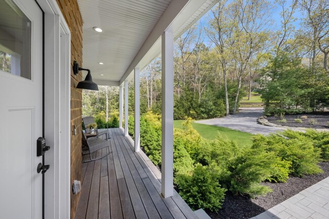 7 Wards Path in Hampton Bays, NY - Building Photo - Building Photo
