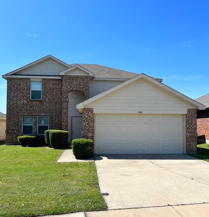 4861 Parkview Hills Ln in Fort Worth, TX - Building Photo
