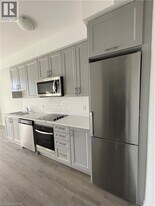 422 N Service Rd in Stoney Creek, ON - Building Photo