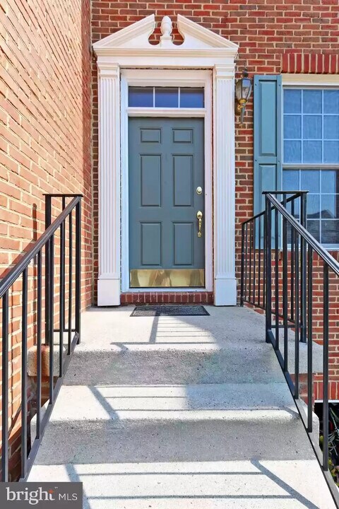 42912 Overly Square in Chantilly, VA - Foto de edificio