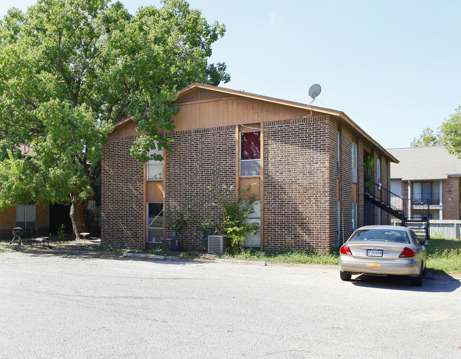 200 Uhland Rd in San Marcos, TX - Foto de edificio