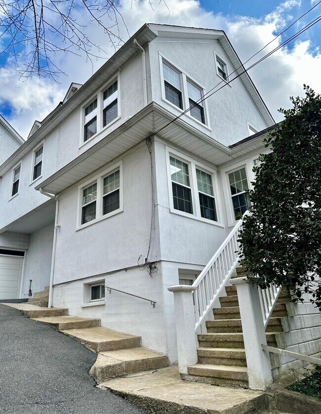 128 Nethermont Ave in White Plains, NY - Building Photo - Building Photo