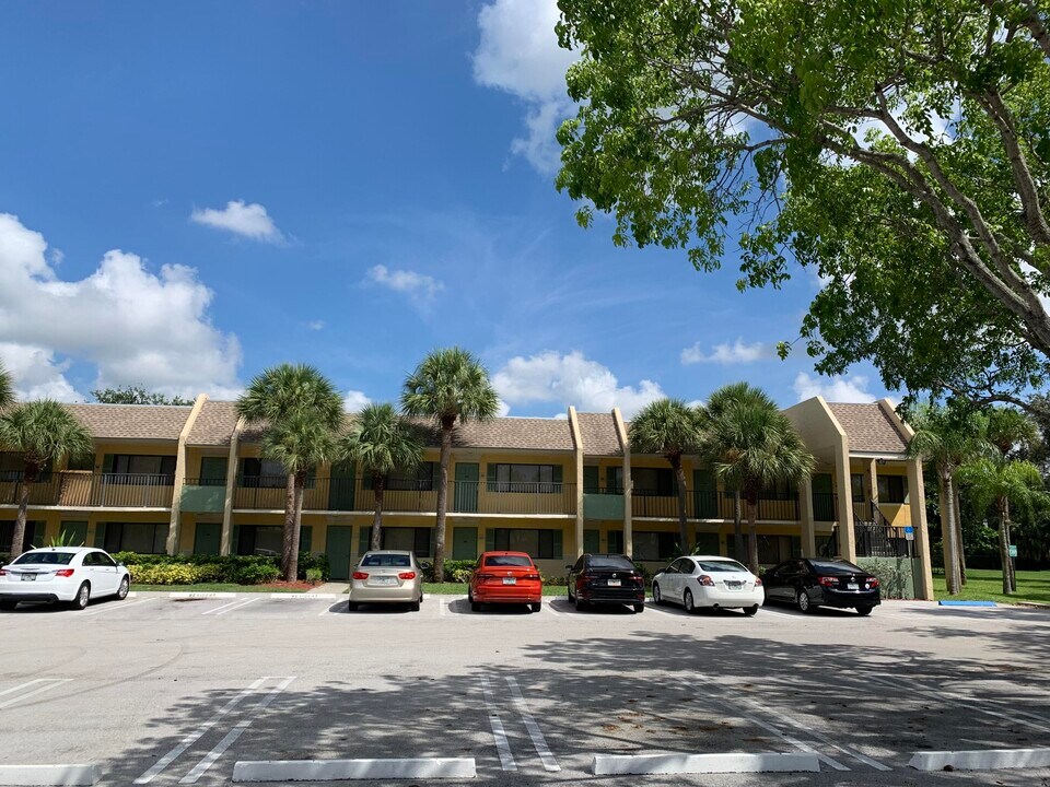 1535 Meadows Cir W in Boynton Beach, FL - Building Photo