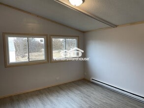 684 Baker Rd in Hudson, WI - Foto de edificio - Building Photo