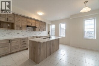 237 Gillespie Dr in Brantford, ON - Building Photo - Building Photo