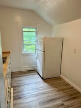 421 W Bond St, Unit 421 Upper in Hastings, MI - Foto de edificio - Building Photo