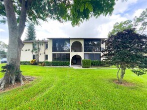 340 Knotty Pine Cir in Greenacres, FL - Building Photo - Building Photo