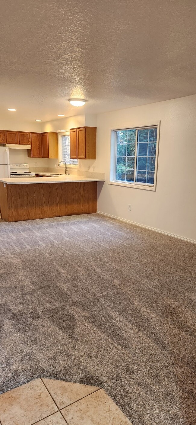 12331 SE Whitcomb Dr., Unit Unit #2 in Milwaukie, OR - Building Photo - Building Photo