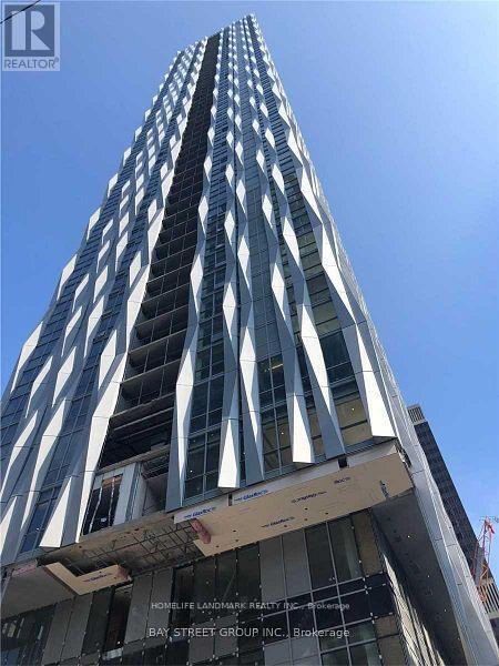 1 Yorkville Ave in Toronto, ON - Building Photo