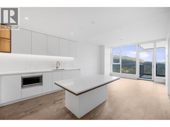 720 Farrow St in Coquitlam, BC - Building Photo - Building Photo