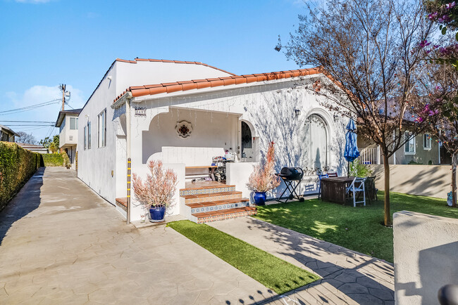 2439 S Burnside Ave, Unit 2439 in Los Angeles, CA - Building Photo - Building Photo