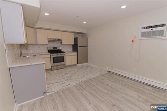 380 Undercliff Ave in Edgewater, NJ - Building Photo - Building Photo