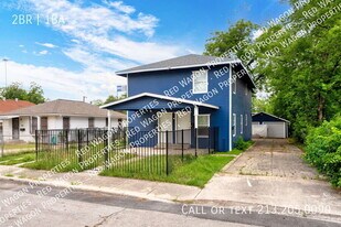 1336 W Ridgewood Ct in San Antonio, TX - Building Photo