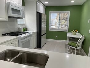 2 Mansfield Grove Rd in East Haven, CT - Building Photo - Building Photo