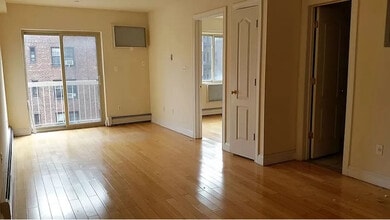141-33 Pershing Crescent in Queens, NY - Building Photo - Building Photo