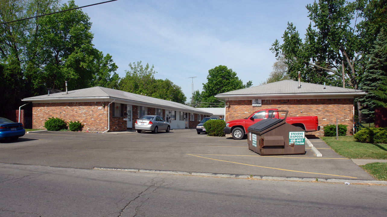 5521 Douglas Rd in Toledo, OH - Building Photo