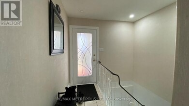 6 Madoc Dr in Brampton, ON - Building Photo - Building Photo