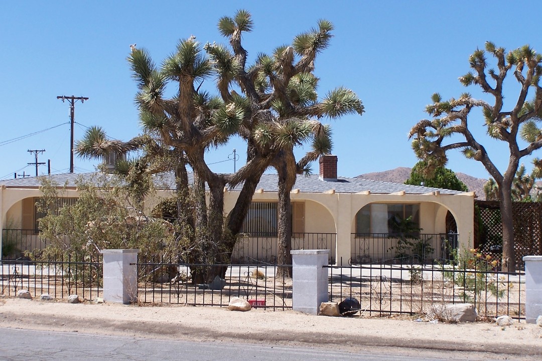 7375 Joshua Ln in Yucca Valley, CA - Foto de edificio