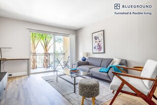 4522 Woodman Ave in Los Angeles, CA - Building Photo