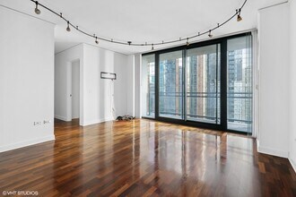 201 N Westshore Dr, Unit 2604 in Chicago, IL - Building Photo - Building Photo