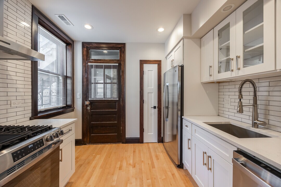 6411 N Talman Ave, Unit 301 in Chicago, IL - Building Photo