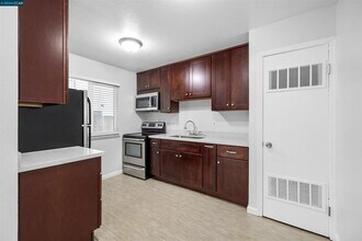 1409 Berrellesa St in Martinez, CA - Building Photo - Building Photo