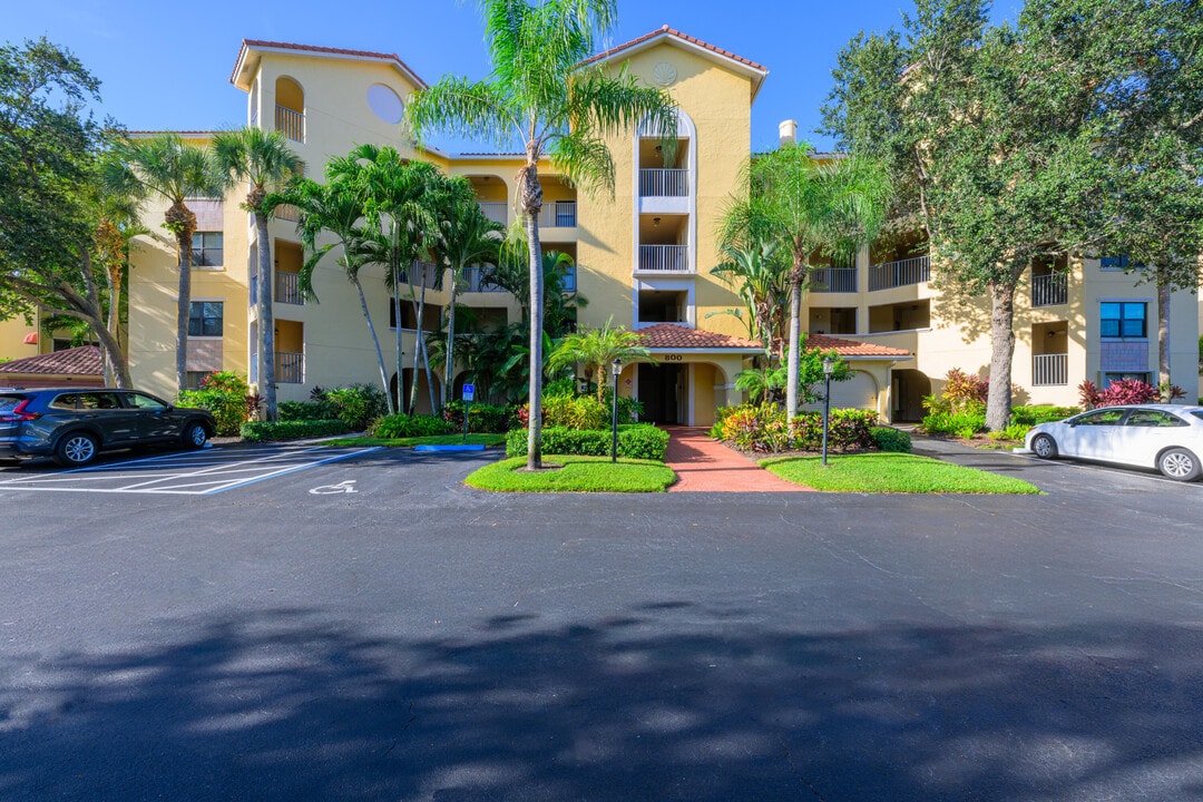 800 Uno Lago Dr in Juno Beach, FL - Building Photo