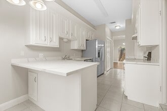 304 E Adoue St in Alvin, TX - Foto de edificio - Building Photo