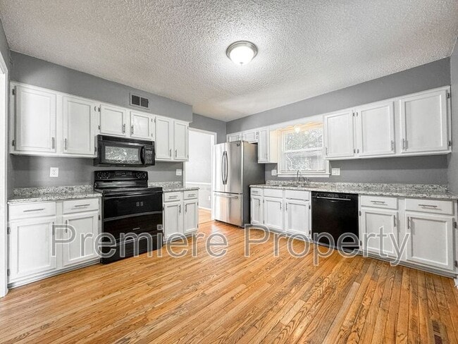 203 SE Keystone Dr in Lee's Summit, MO - Building Photo - Building Photo