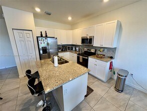 3265 W 100th Terrace in Hialeah, FL - Building Photo - Building Photo