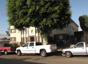 10243 S Dixon Ave in Inglewood, CA - Building Photo - Building Photo