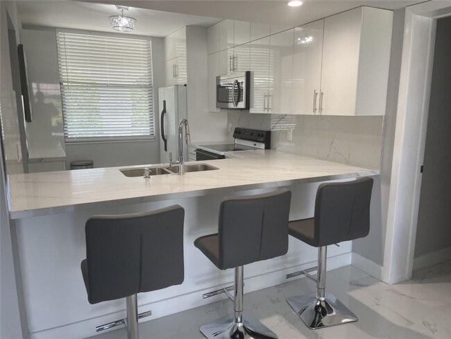 1721 Whitehall Dr in Davie, FL - Foto de edificio - Building Photo