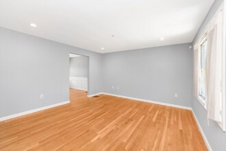 1005 Trapelo Rd in Waltham, MA - Foto de edificio - Building Photo