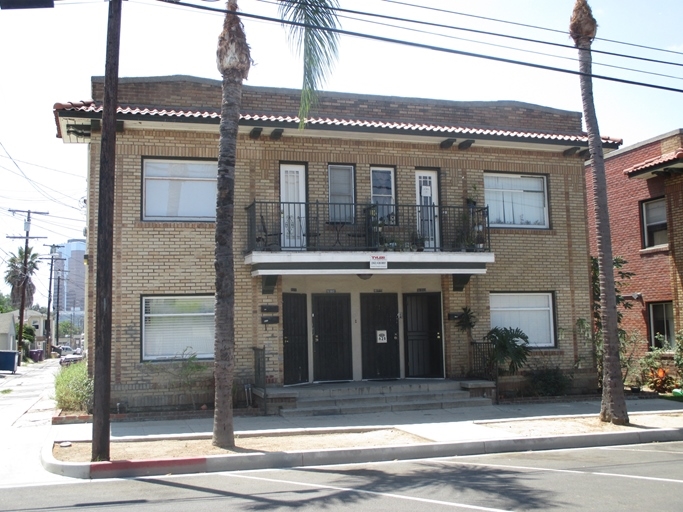 624 W 8th St in Long Beach, CA - Building Photo