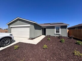 1115 South Dr in Hanford, CA - Building Photo