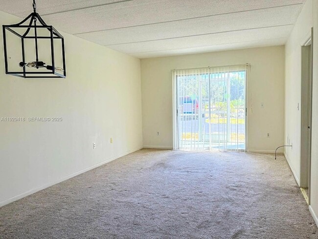 649 S Tamiami Trl, Unit 112 in Venice, FL - Building Photo - Building Photo