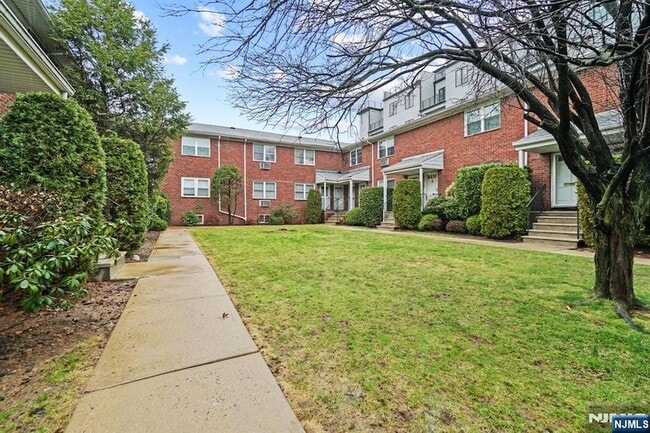 234 Columbia Ave, Unit 19 in Fort Lee, NJ - Building Photo - Building Photo