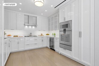 40 E 72nd St in New York, NY - Foto de edificio - Building Photo