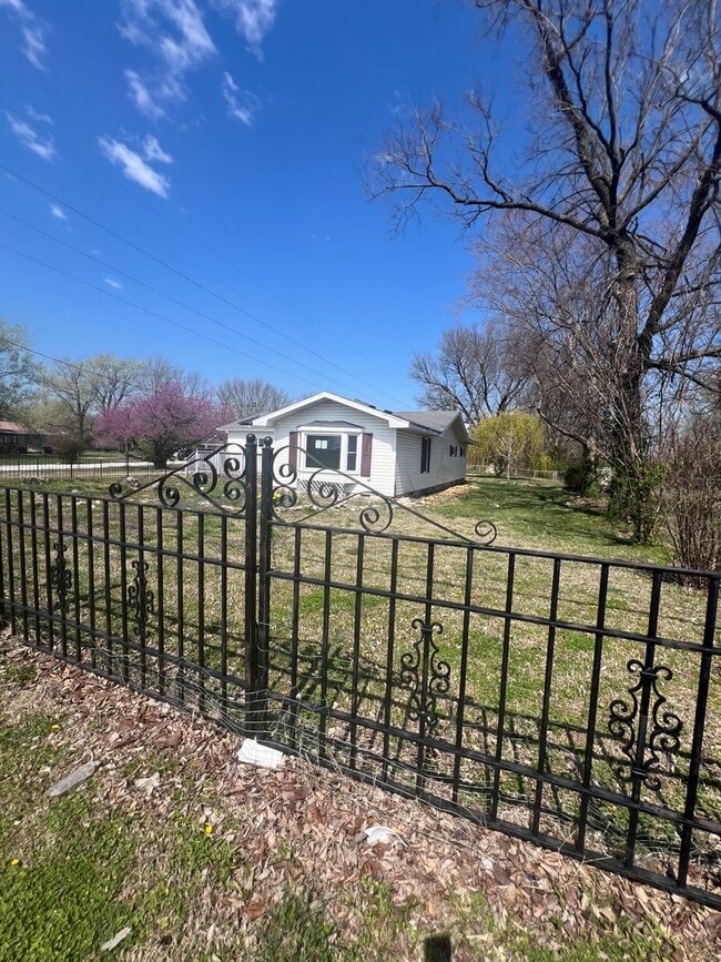 1833 W Smith St in Springfield, MO - Building Photo - Building Photo